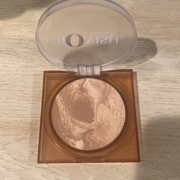 Huda Beauty GloWish Soft Radiance Bronzing Powder - Picture 1 of 4